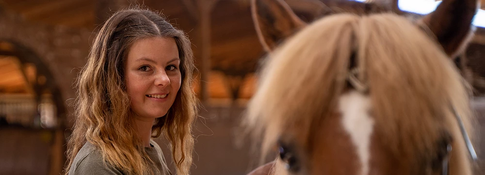 Tierheilpraktikerin Jacqueline Mattes kümmert sich um ein krankes Pferd in Nideggen.